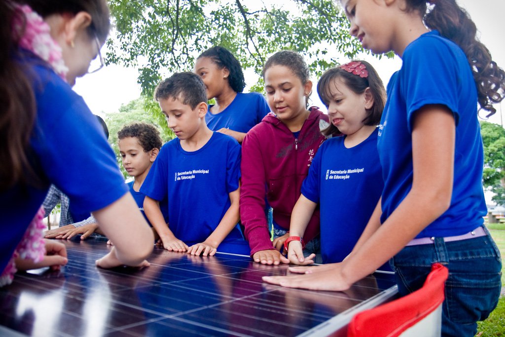 Energia solar em Escola e a tecnologia fotovoltaica para economizar e  ensinar alunos