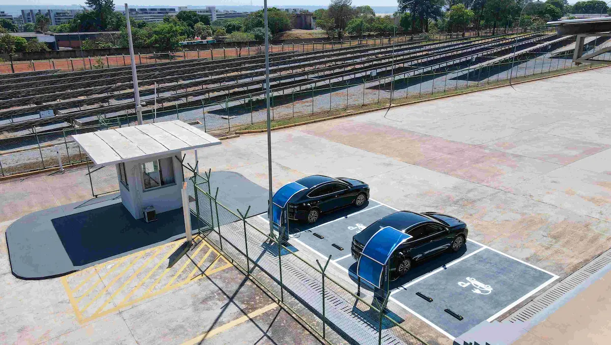 Primeiro eletroposto do Exército Brasileiro para recarga de veículos elétricos em Brasília.
